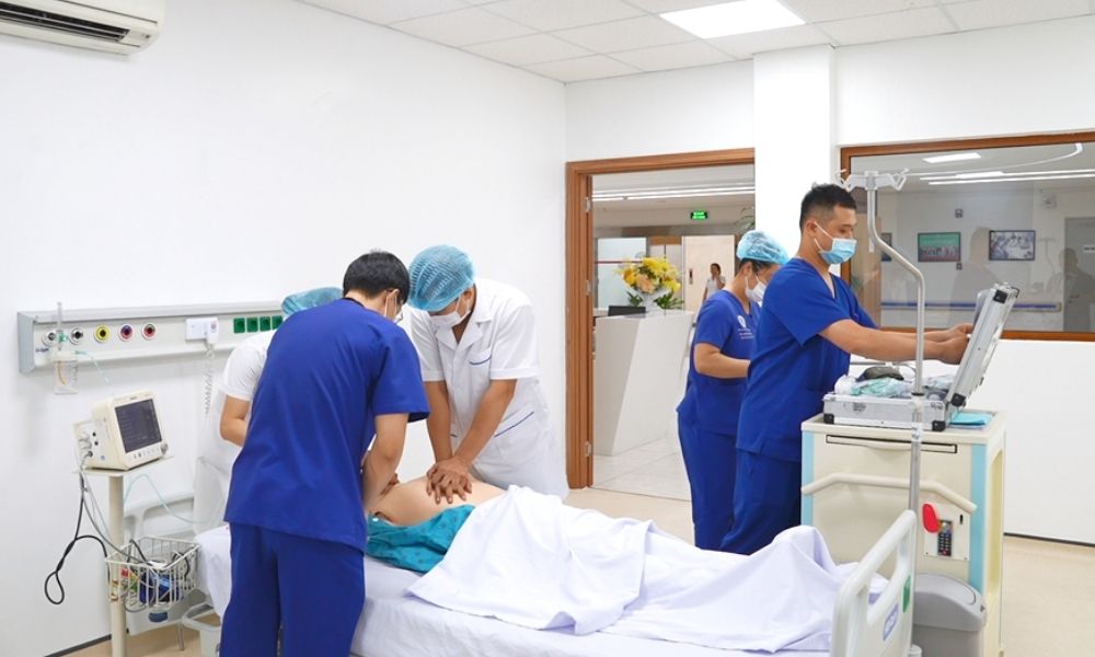 bac-si-cap-cuu-benh-nhan-tai-benh-vien-108