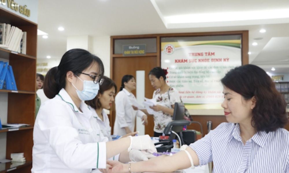 nhan-vien-y-te-lay-mau-xet-nghiem-tai-trung-tam-kham-suc-khoe-dinh-ky-benh-vien-108