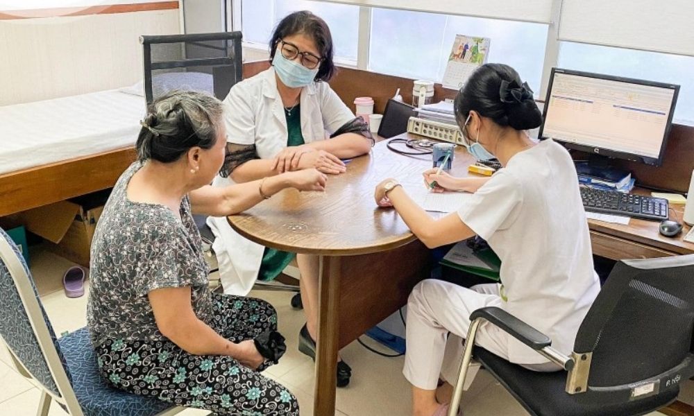 Bác sĩ tư vấn và thăm khám cho người bệnh tại Phòng Khám Vietlife Trần Bình Trọng