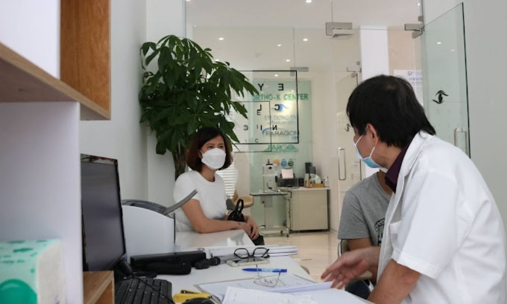 Bác sĩ tư vấn khám bệnh cho bệnh nhân tại Bệnh Viện Đông Đô