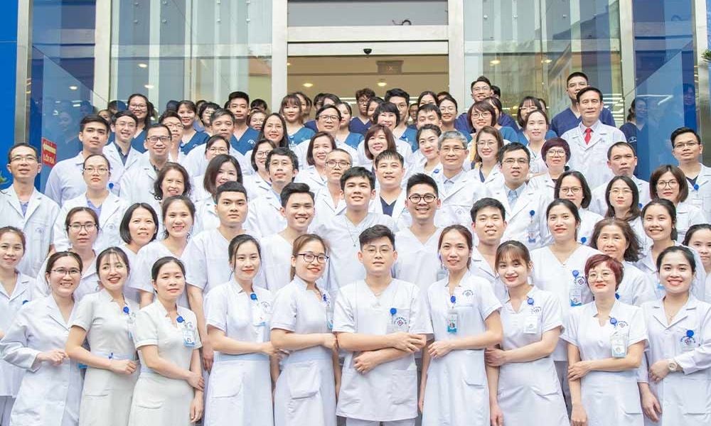 Đội ngũ bác sĩ và nhân viên y tế tại Bệnh viện Đa khoa Hà Nội