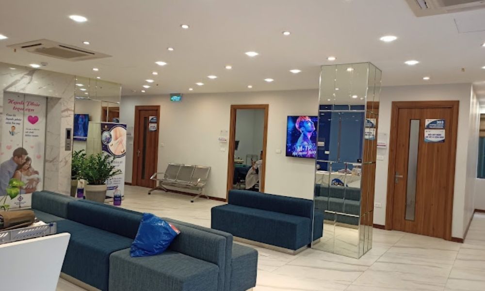 Khu vực sảnh tiếp đón và chờ khám tại Bệnh viện Đa khoa Hà Nội