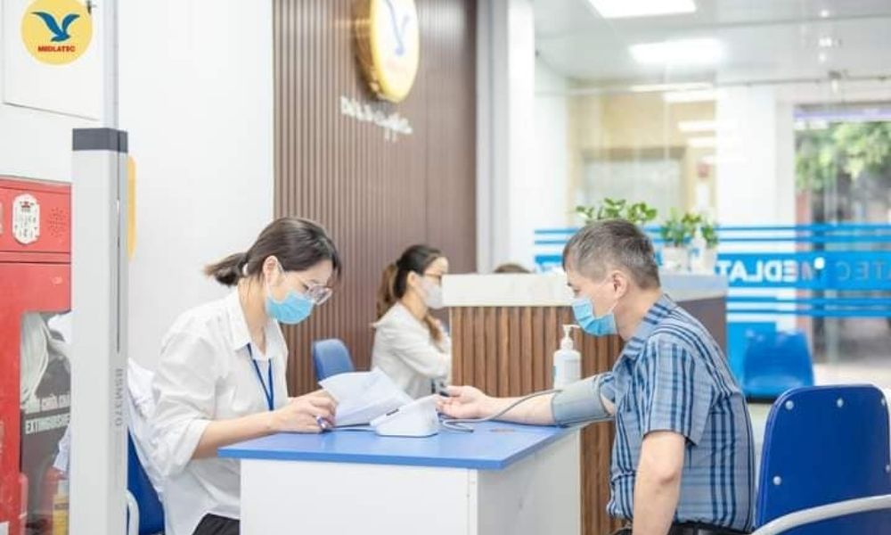 Khách hàng thực hiện lấy mẫu xét nghiệm tại MEDLATEC Hòa Bình