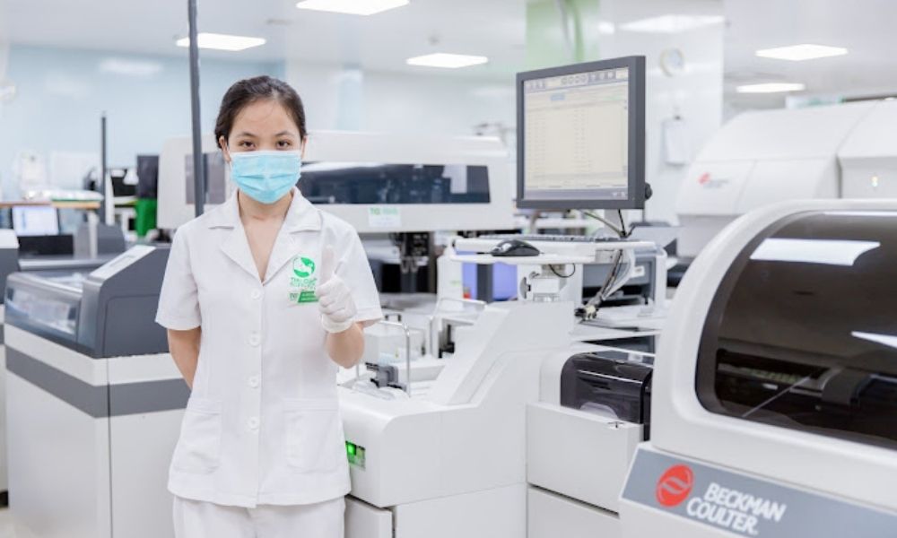 Hệ thống xét nghiệm tự động tại Phòng khám Đa khoa Thu Cúc Đại Từ với kỹ thuật viên y tế