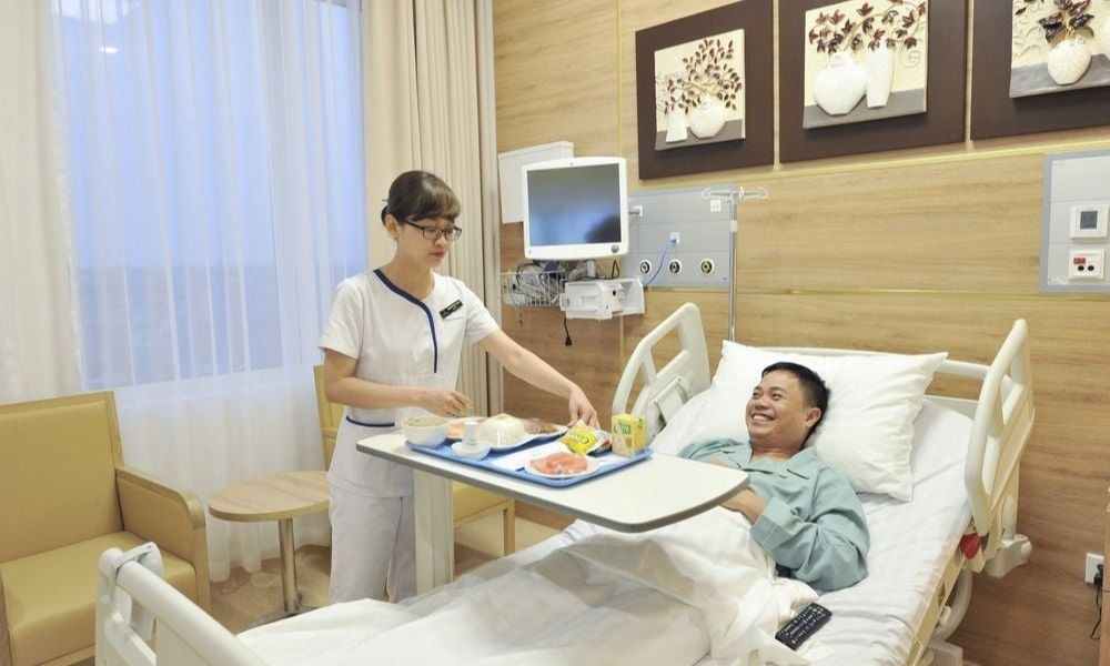 Bệnh nhân được điều dưỡng y tế hỗ trợ tại Thu Cúc Đại Từ