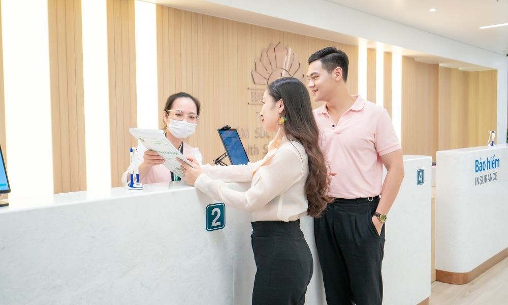 Nhân viên Bệnh viện Hồng Ngọc hỗ trợ người bệnh tư vấn thông tin khám và chi phí