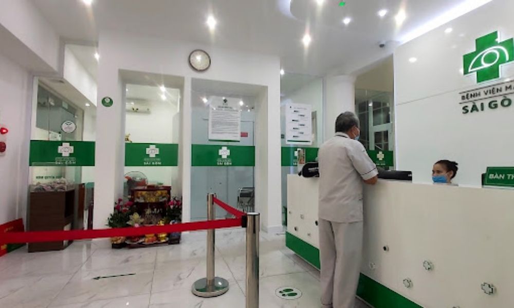 Quầy tiếp đón tại Bệnh Viện Mắt Sài Gòn Hà Nội 77 Nguyễn Du hỗ trợ người bệnh đăng ký khám mắt