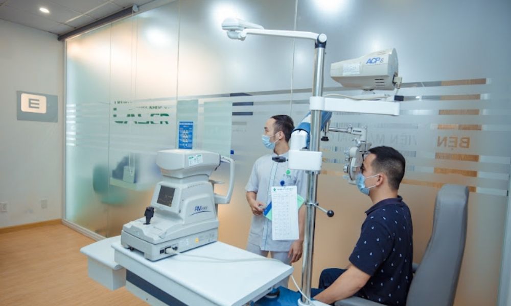 Phòng khám mắt tại Bệnh Viện Mắt Sài Gòn Hà Nội 77 Nguyễn Du với thiết bị hỗ trợ kiểm tra thị lực